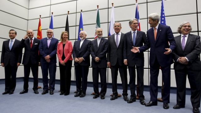 شارك الروسي سيرجي لافروف (الرابع من اليمين) في مفاوضات الاتفاق النووي لعام 2015 مع ظريف