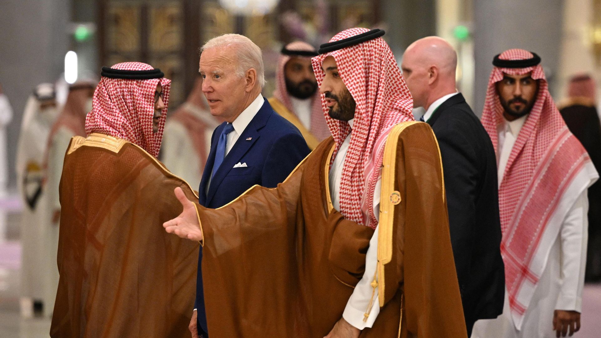 الرئيس الأمريكي جو بايدن وولي العهد السعودي الأمير محمد بن سلمان في جدة في 16 يوليو 2022. الصورة: MANDEL NGAN/POOL/AFP عبر Getty Images