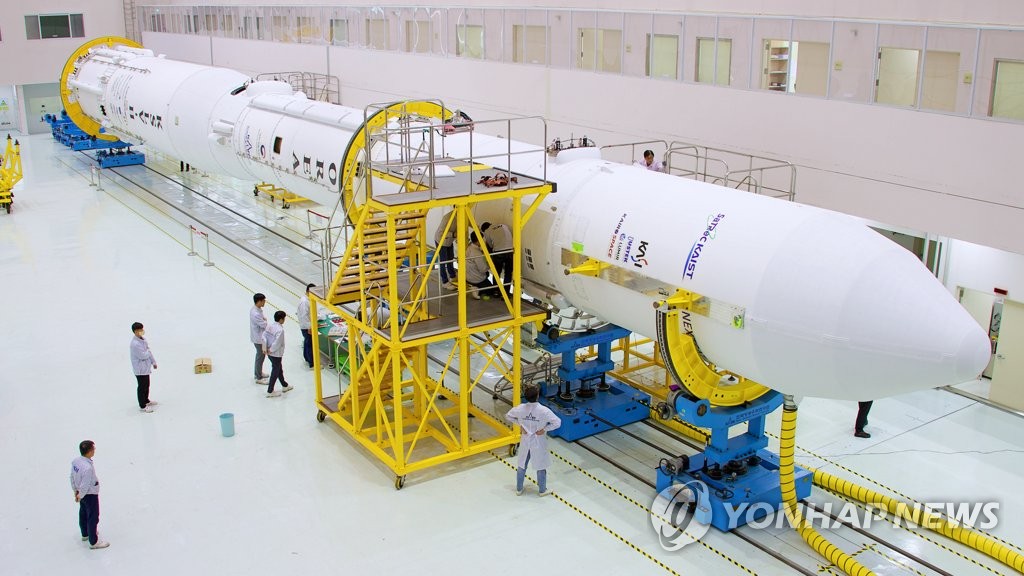 نقل صاروخ الفضاء الكوري نوري إلى منصة الإطلاق - 1