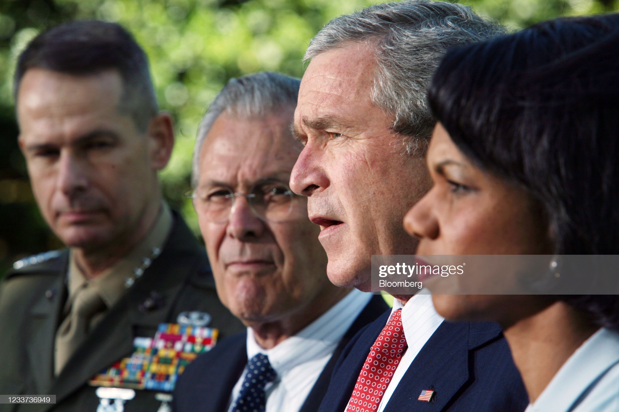 president-george-w-bush-third-from-left-makes-a-statement-in-the-rose-picture-id1233736949
