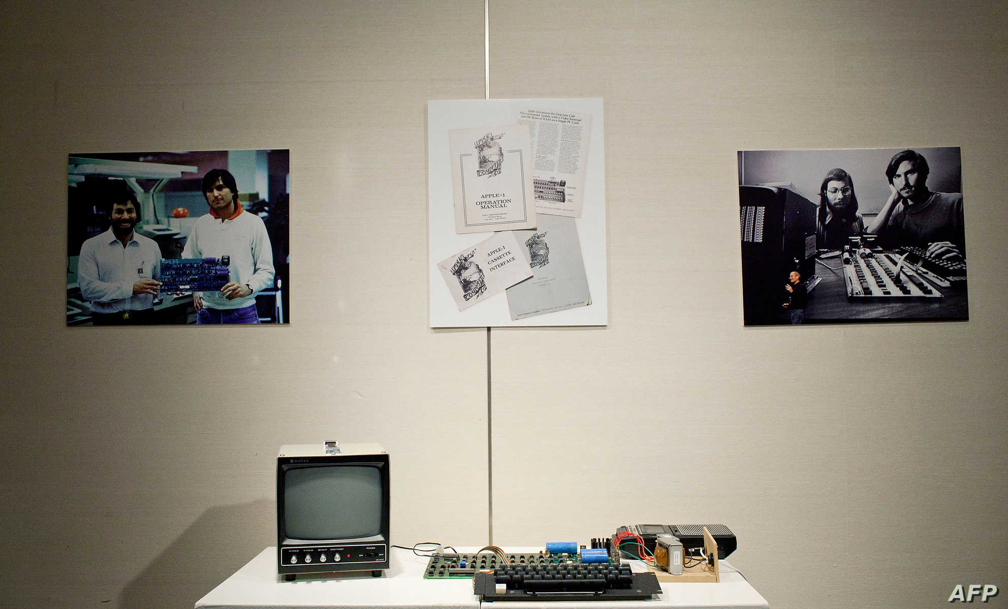 أول كومبيوتر أبل صنع في 1976