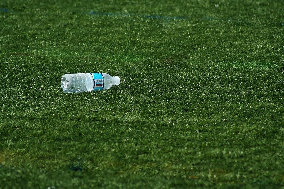 زجاجة ماء فارغة على ملعب كرة قدم العشب الاصطناعي صورة الخلفية والصورة  للتنزيل المجاني - Pngtree