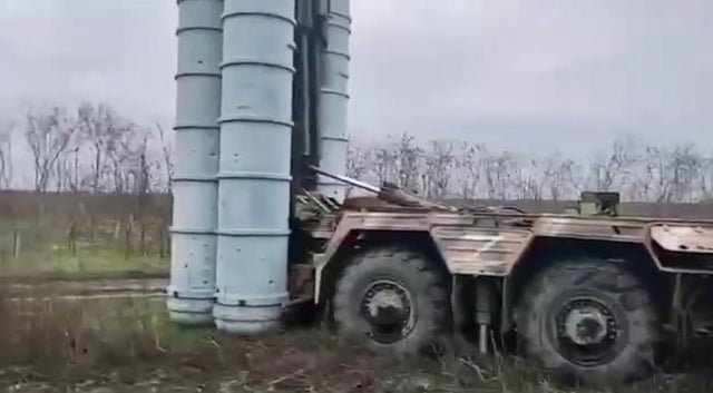 two-russian-s-400-sam-systems-destroyed-in-the-kherson-v0-5nbxhwav8m1a1.jpg
