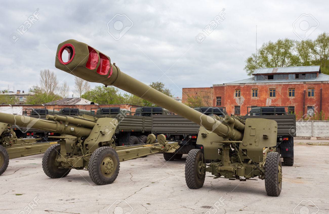 28399445-samara-russia-may-7-2013-the-152-mm-howitzer-2a65-msta-b-howitzer-is-intended-for-destruction-of-tac.jpg