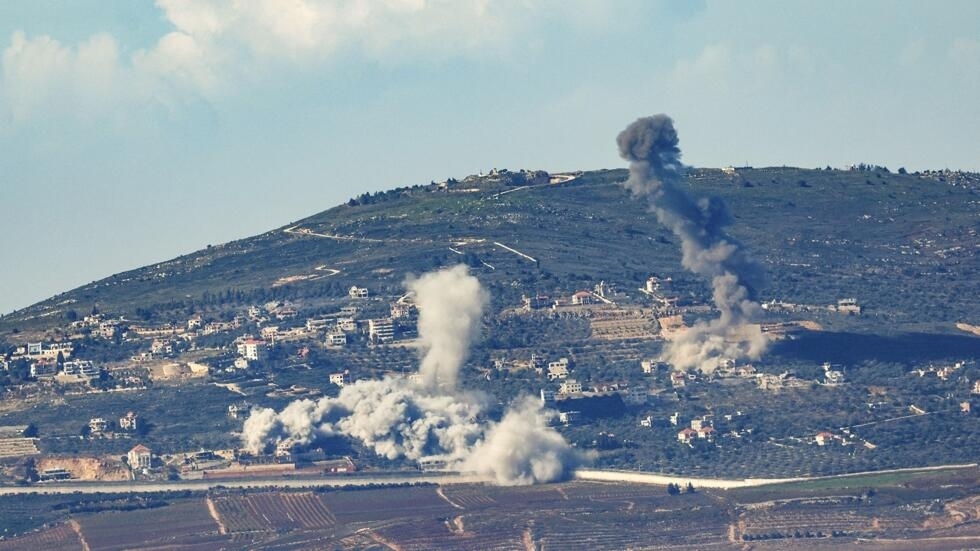 دخان يتصاعد فوق قرية العديسة اللبنانية خلال قصف إسرائيلي في 19 يناير/كانون الثاني 2024.