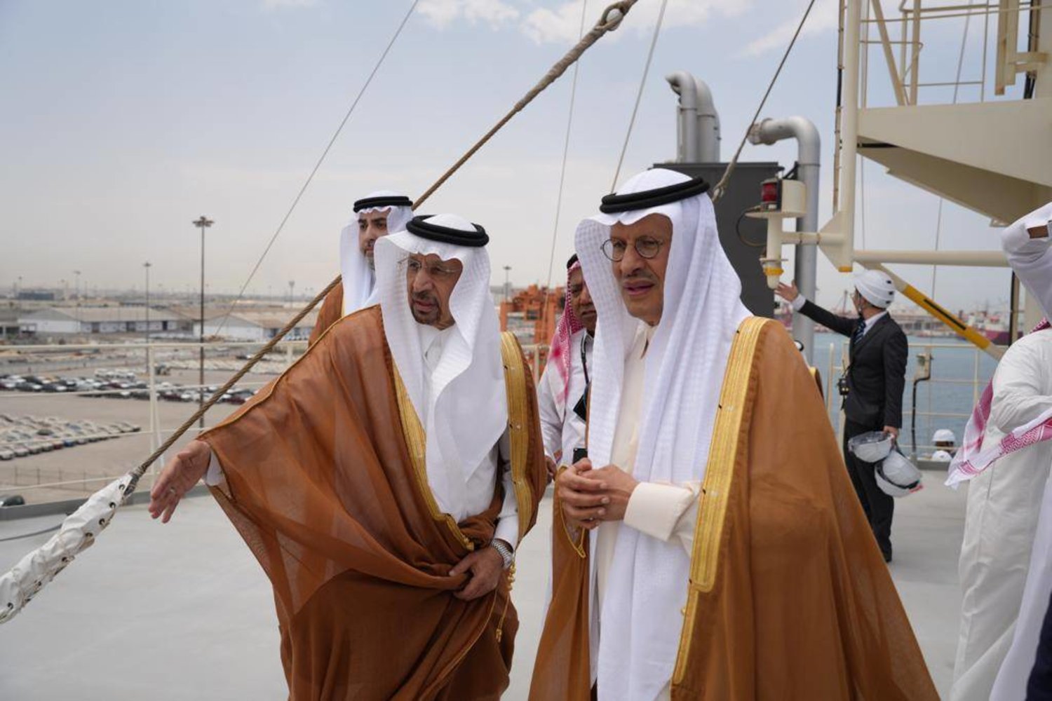 الأمير عبد العزيز بن سلمان وزير الطاقة السعودي يقف على أداء السفينة بميناء جدة الإسلامي (الشرق الأوسط)