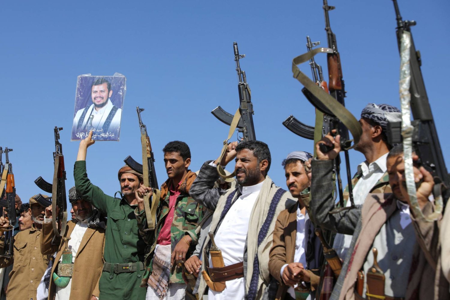 يعتمد الحوثيون على أسلوب التنكيل بكل معارضيهم السياسيين في مناطق سيطرتهم (رويترز)