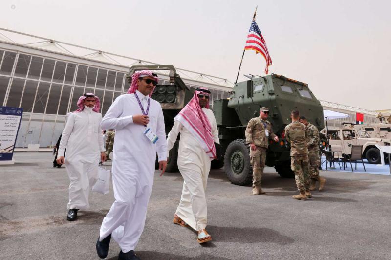 زوار معرض سعوديون يسيرون بالقرب من نظام دفاعي للجيش الأمريكي معروض في معرض الدفاع العالمي في الرياض ، المملكة العربية السعودية ، 6 مارس 2022. (رويترز)