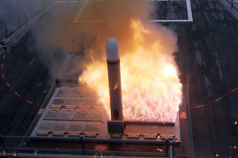 1347725205_800px-US_Navy_090825-N-1522S-020_A_Tactical_Tomahawk_Cruise_Missile_launches_from_the_forward_missile_deck_aboard_the_guided-missile_destroyer_USS_Farragut_28DDG_9929_during_a_training_exercise.jpg