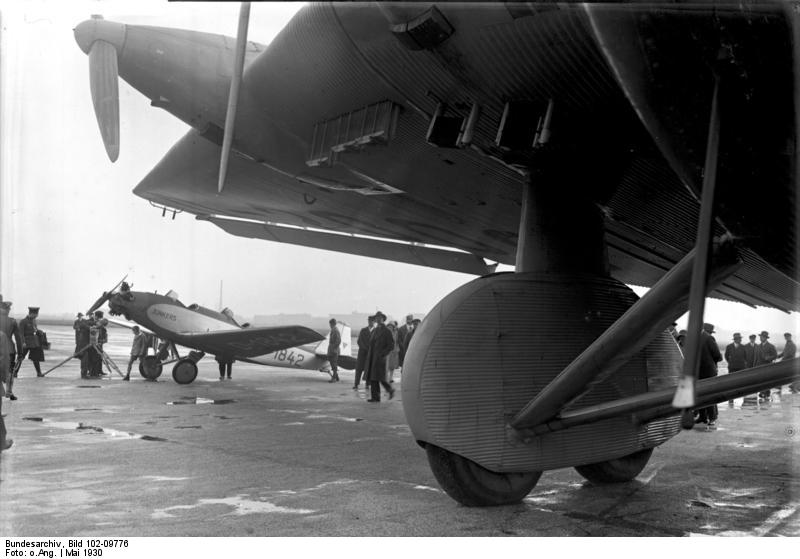 Bundesarchiv_Bild_102-09776%2C_Berlin-Tempelhof%2C_Flugzeuge_Junkers_G_38_und_A_50.jpg