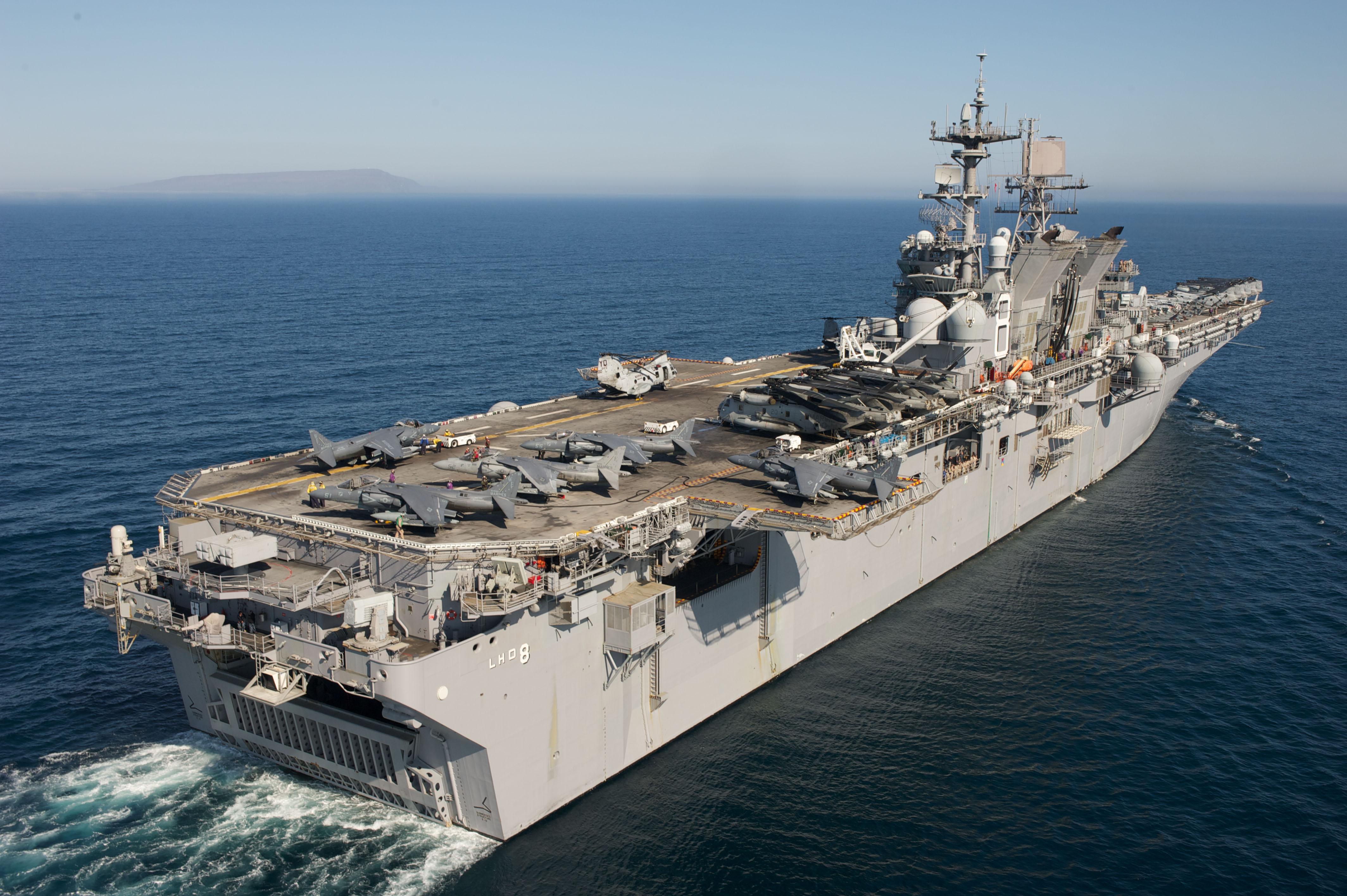 US_Navy_110907-N-KD852-132_The_amphibious_assault_ship_USS_Makin_Island_(LHD_8)_transits_off_the_coast_of_Southern_California_conducting_flight_ope.jpg