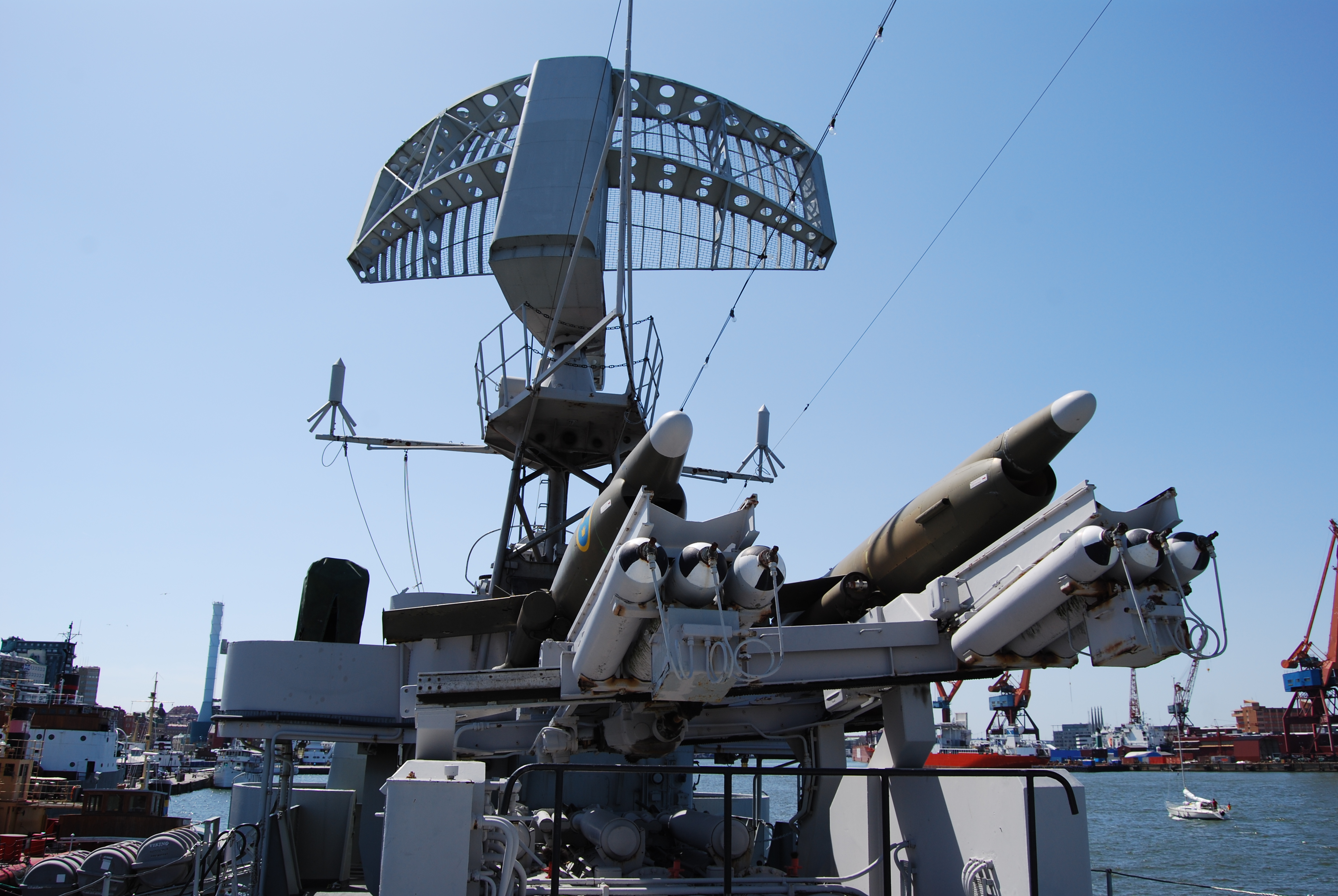 HMS_Smaland,_radar_and_missiles.JPG