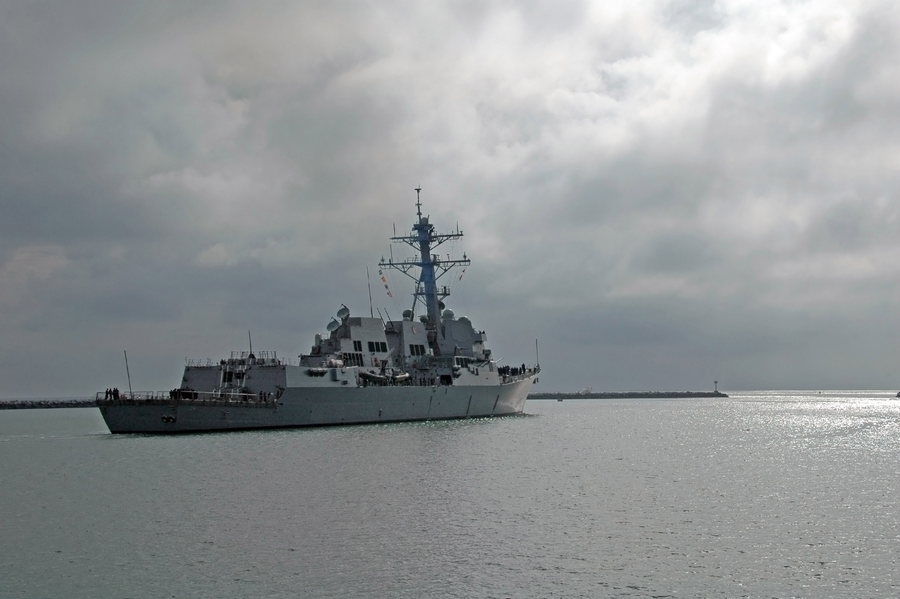US_Navy_091112-N-8951S-006_USS_Sterett_%28DDG_104%29_departs_Anaheim_Bay.jpg