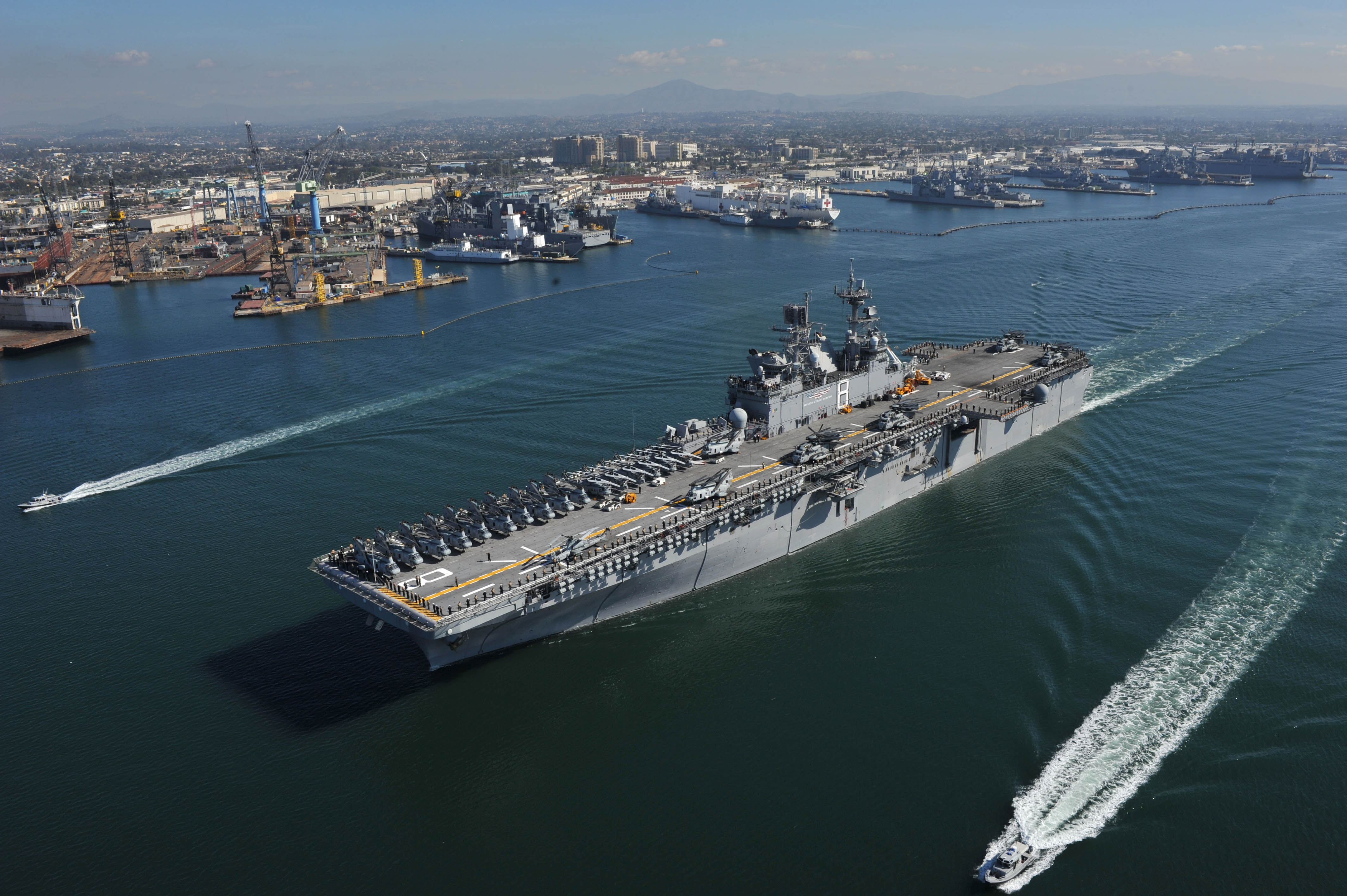 US_Navy_111114-N-KD852-030_The_amphibious_assault_ship_USS_Makin_Island_(LHD_8)_departs_Naval_Base_San_Diego_on_its_first_operational_deployment_to.jpg