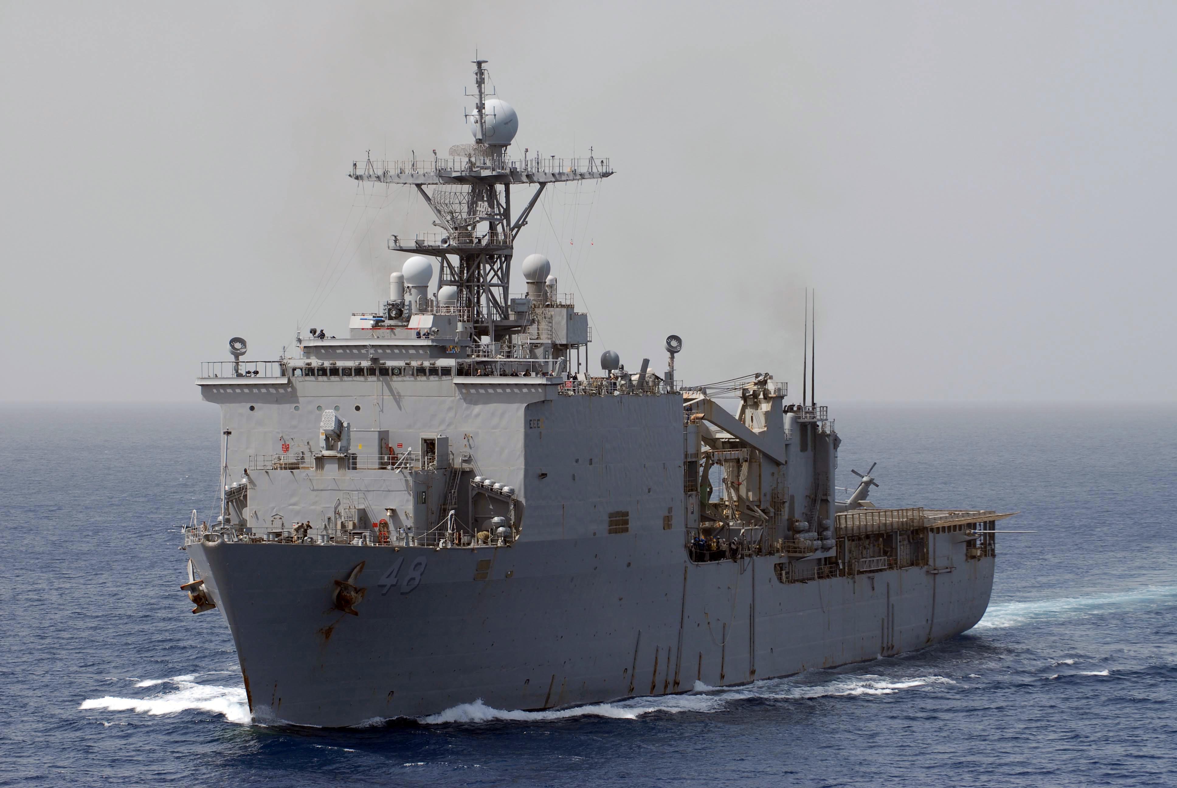 US_Navy_100228-N-3358S-054_The_amphibious_dock_landing_ship_USS_Ashland_(LSD_48)_prepares_for_an_underway_replenishment_with_the_Military_Sealift_Command_dry_cargo_and_ammunition_ship_USNS_Robert_E._Peary_(T-AKE_5).jpg