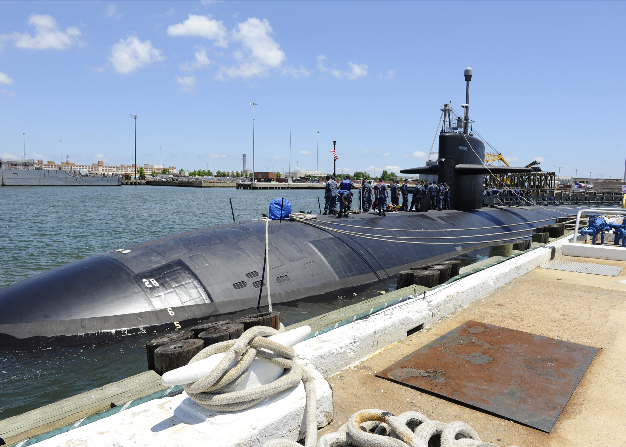 US_Navy_110615-N-XX999-130_Sailors_aboard_the_Los_Angeles-class_submarine_USS_Helena_%28SSN_725%29_prepare_to_depart_the_boat_after_arriving_pier_side.jpg