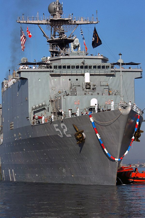 USS_Pearl_Harbor_%28LSD_52%29_-_close_up.jpg