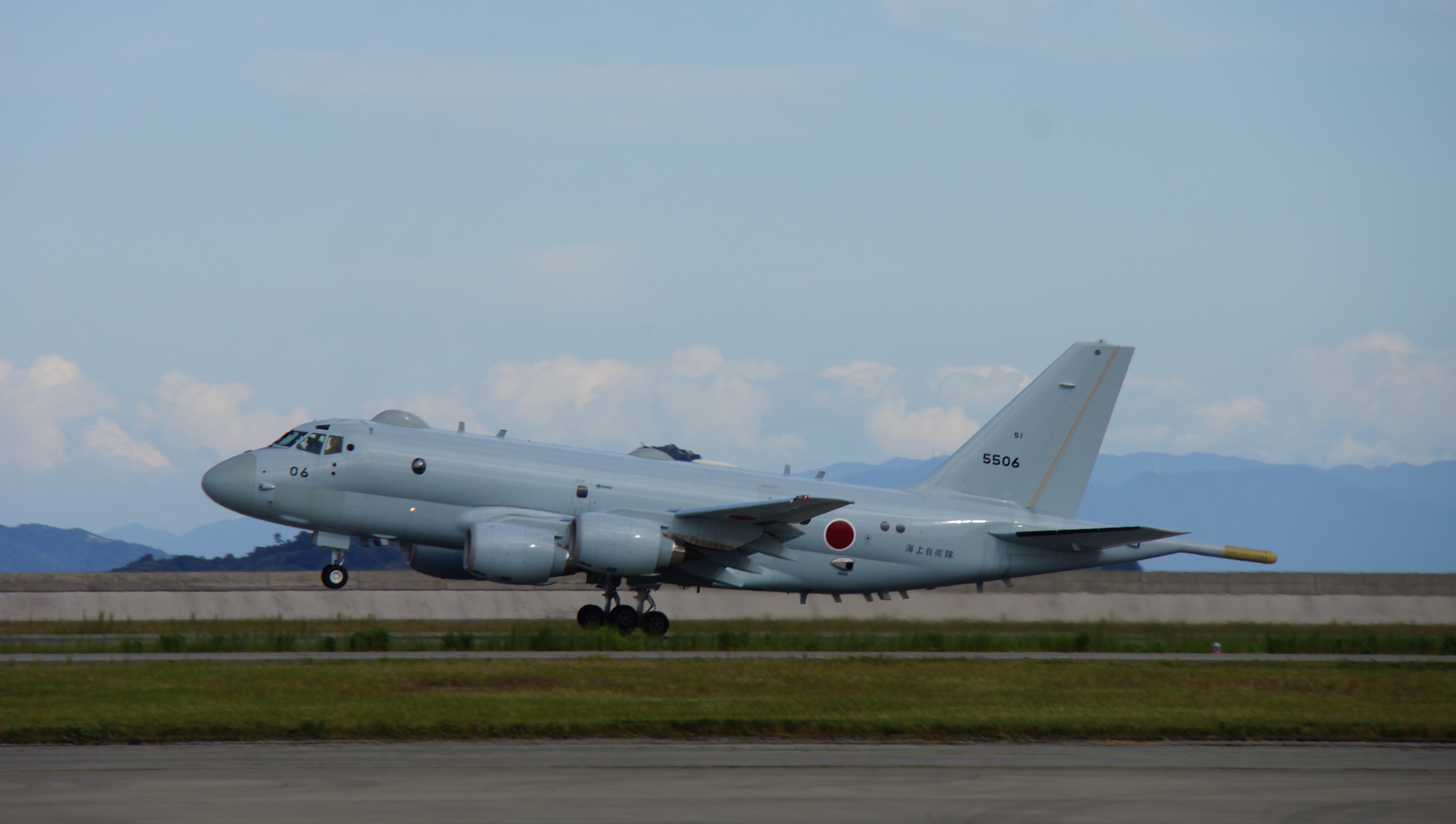 JMSDF_P-1%285506%29_which_takes_off_from_Iwakuni_Air_Base_20140914.JPG