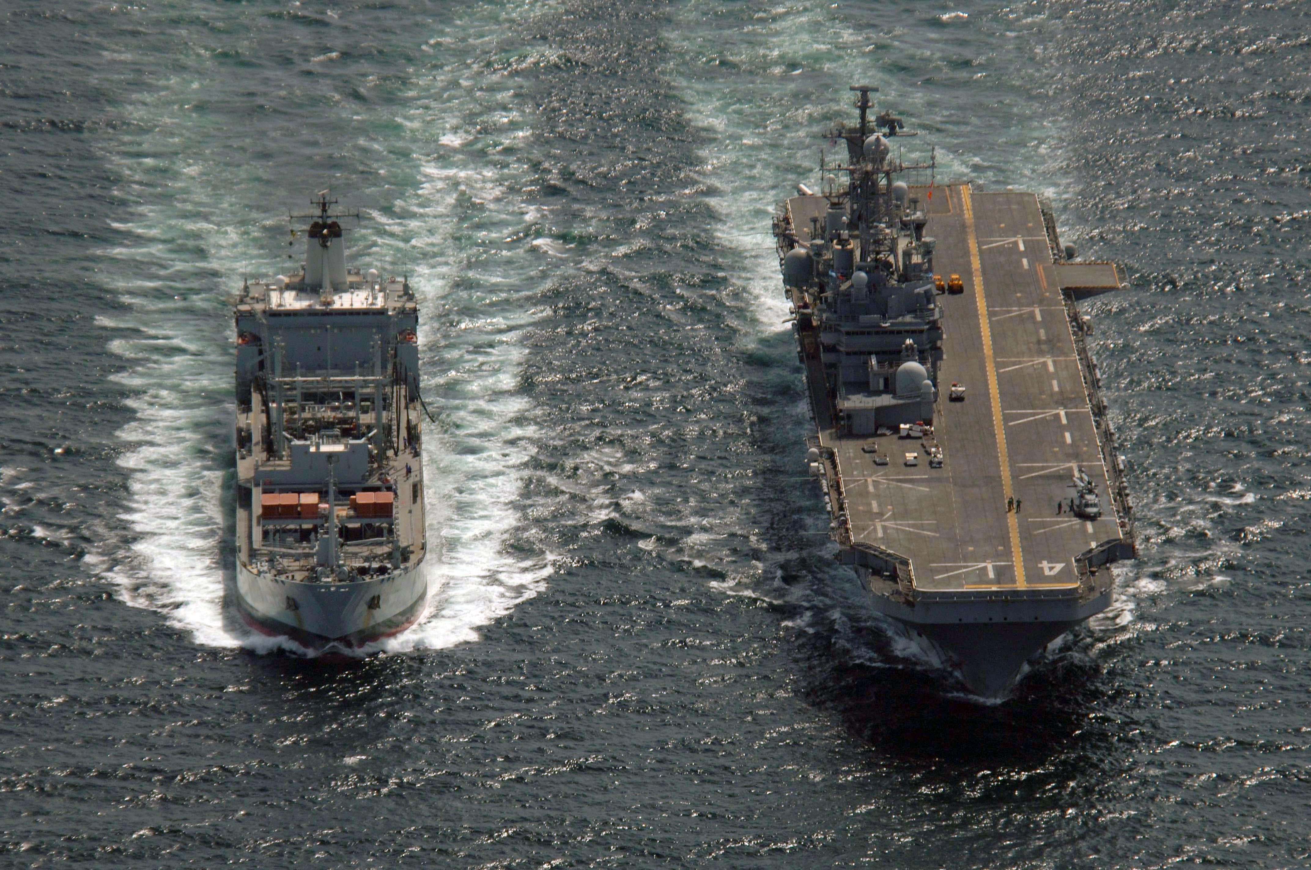 USS_Nassau_(LHA-4)_and_RFA_Bayleaf_(A109).jpg