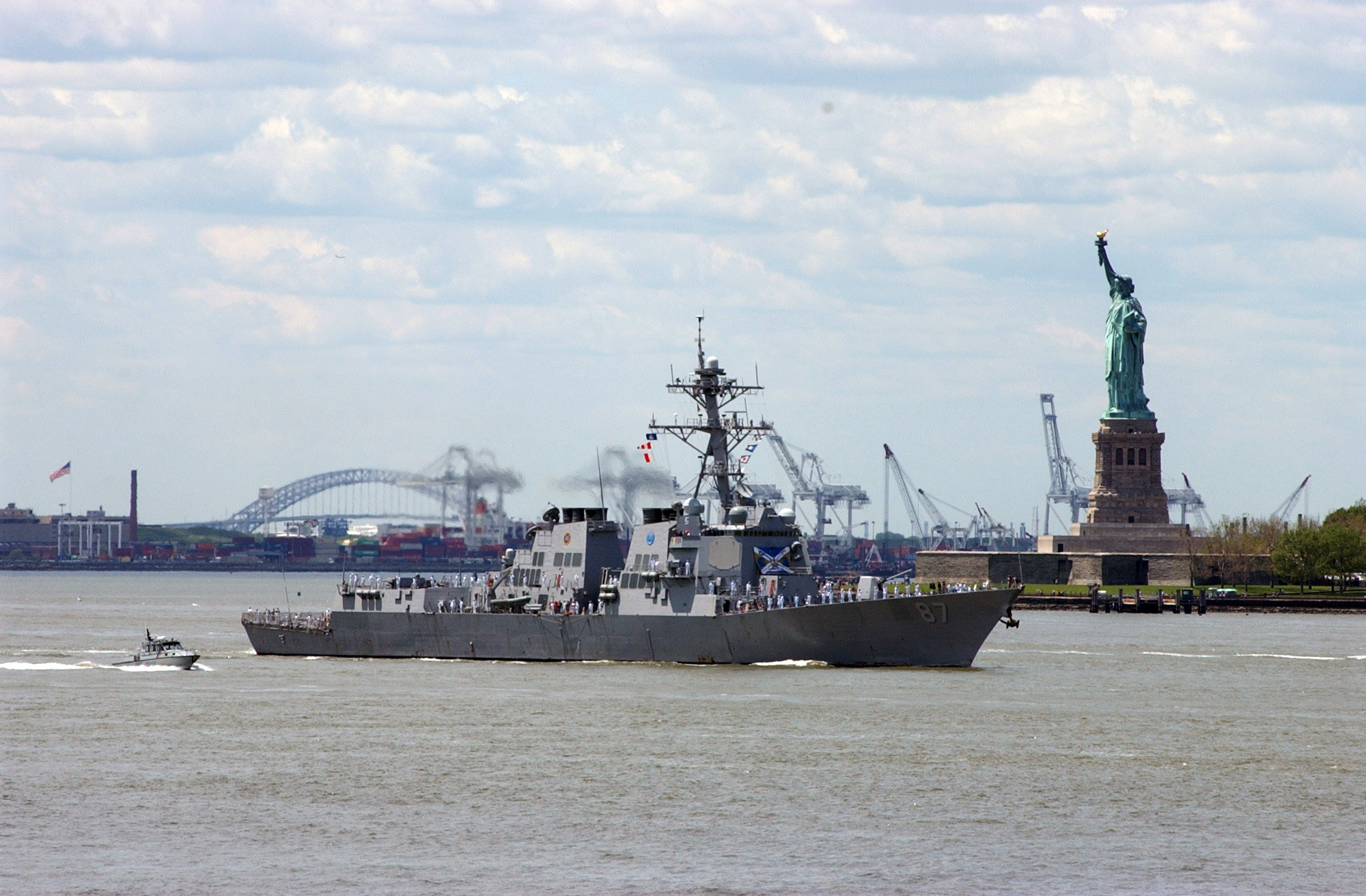 US_Navy_060524-N-4936C-005_The_guided-missile_destroyer_USS_Mason_%28DDG_87%29_sails_pass_the_Statue_of_Liberty_in_New_York_Harbor_headed_for_a_Manhattan_pier_to_participate_in_the_19th_Annual_Fleet_Week_New_York_City.jpg