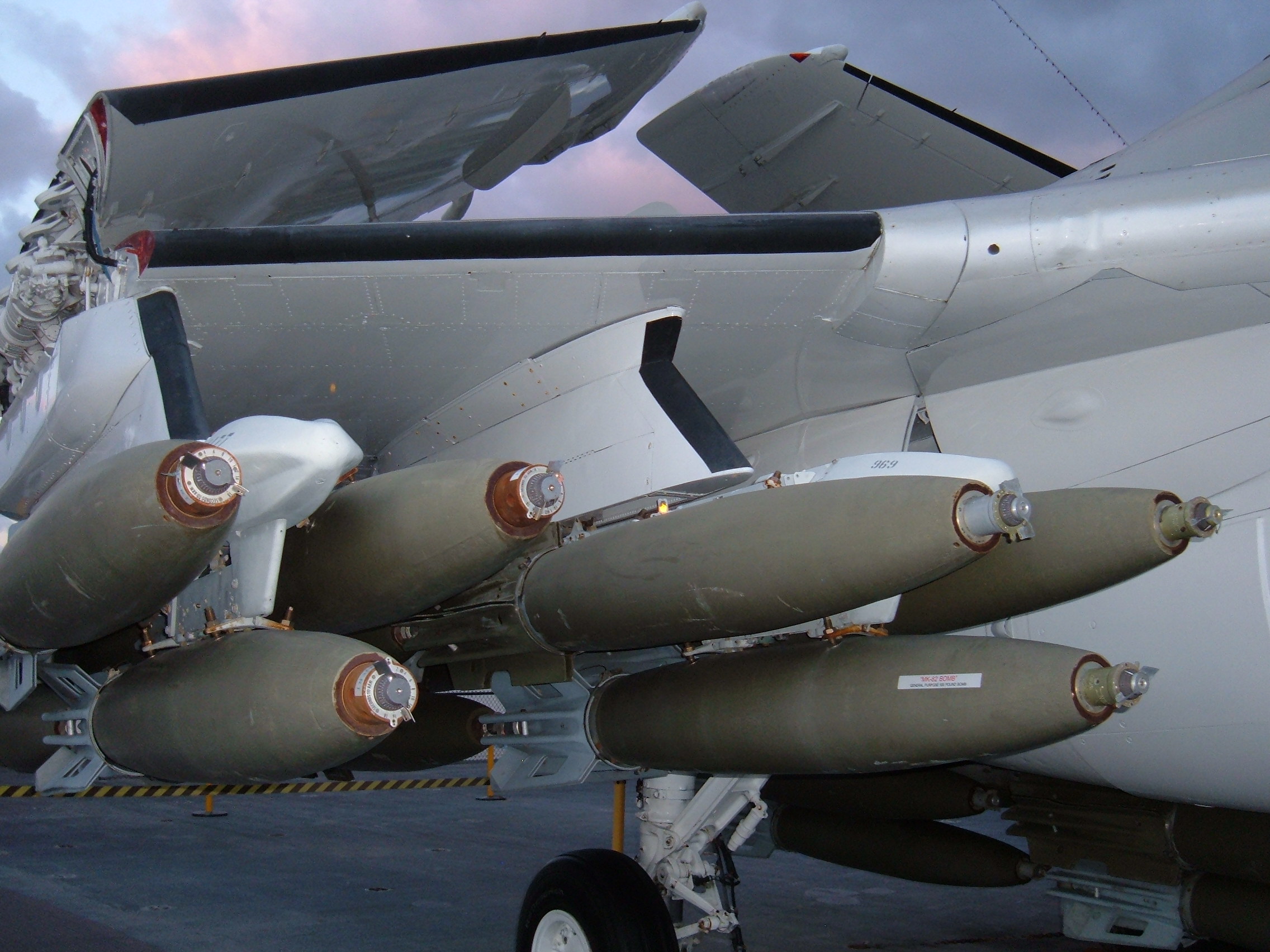A-6_Intruder_USSMM_starboard_wing_Mk_82_bombs_1.JPG