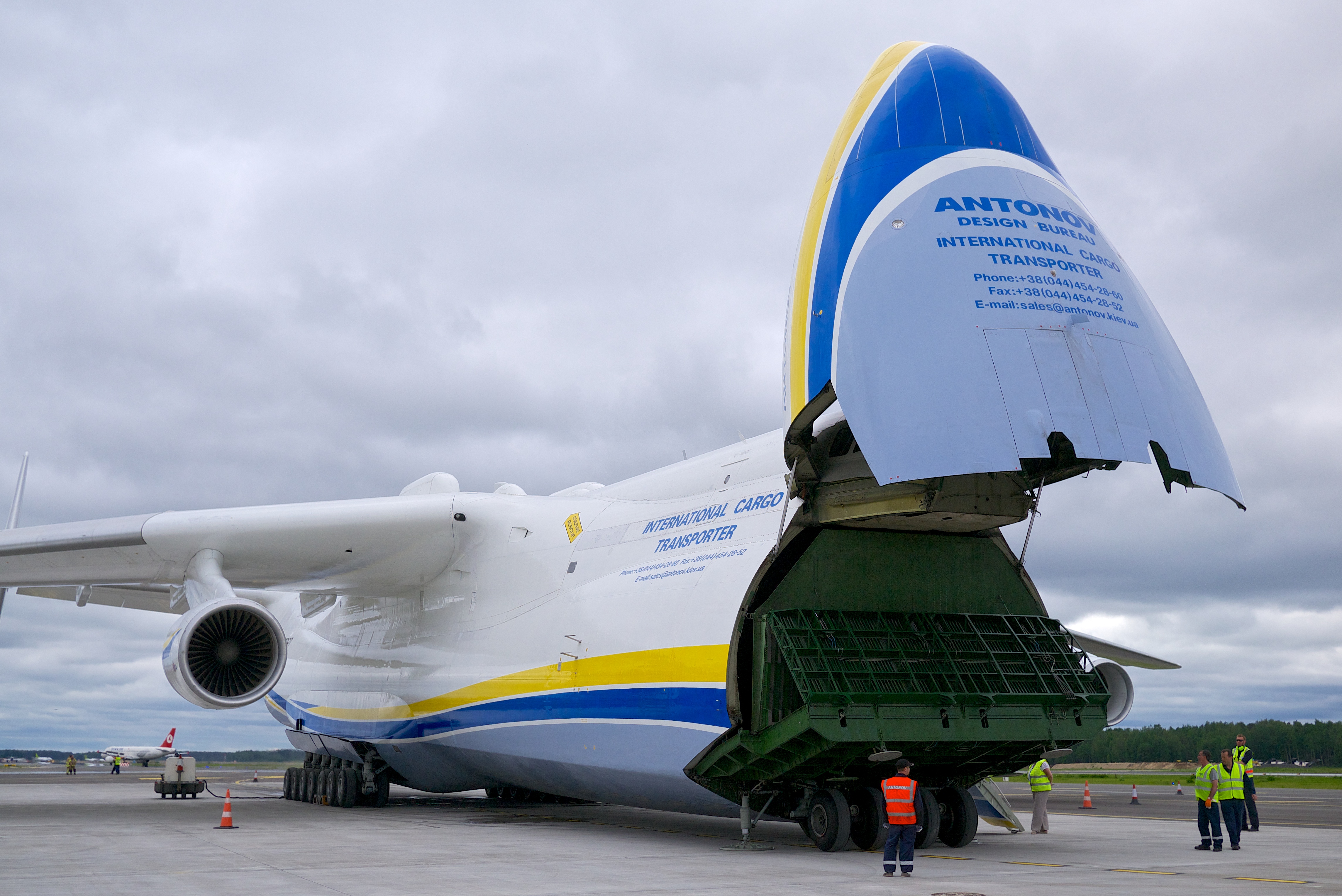 Antonov_An-225_Mriya_%2814219323367%29.jpg