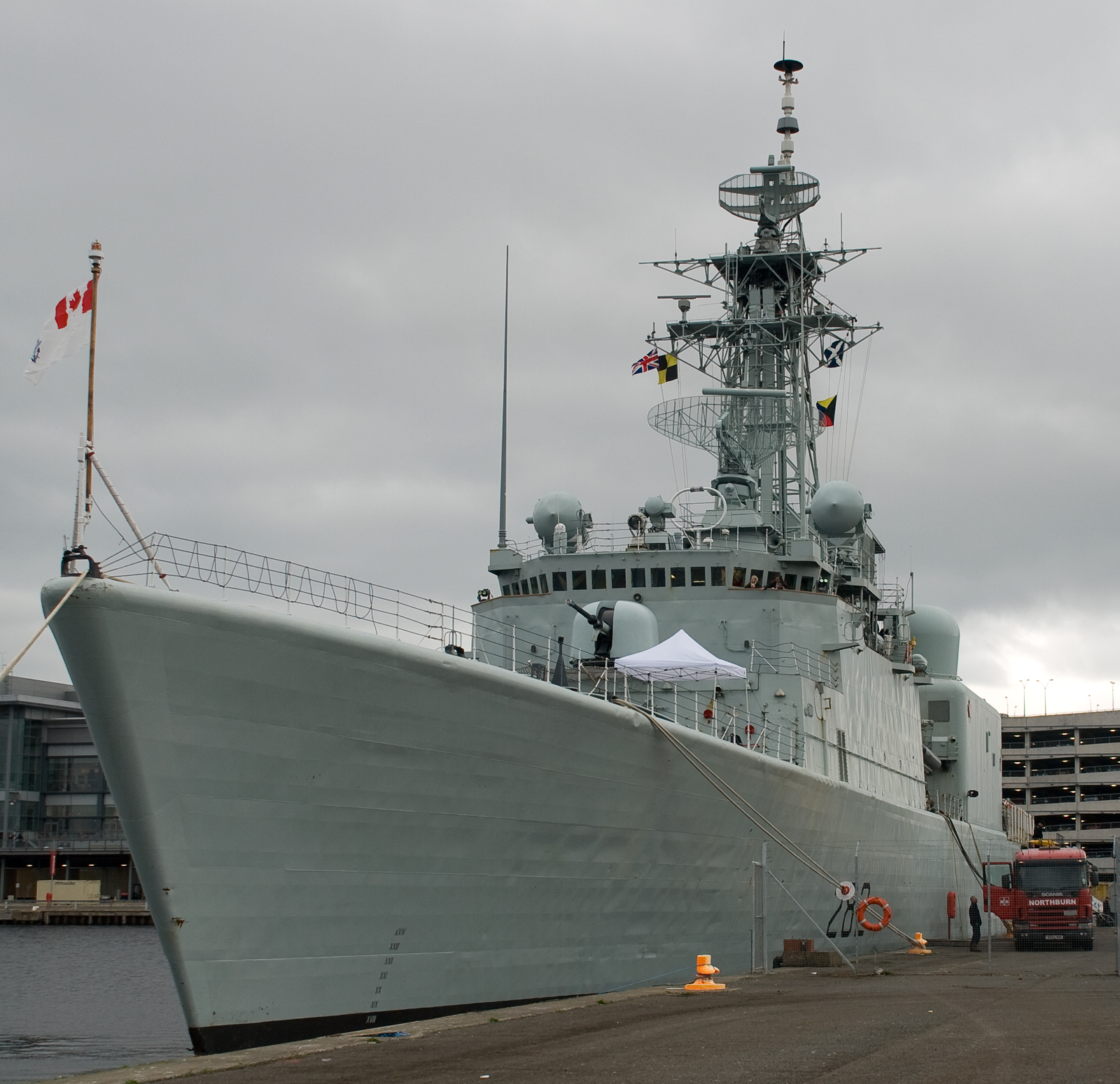 HMCS_Athabaskan_%28DDH_282%29_as_seen_from_land.jpg