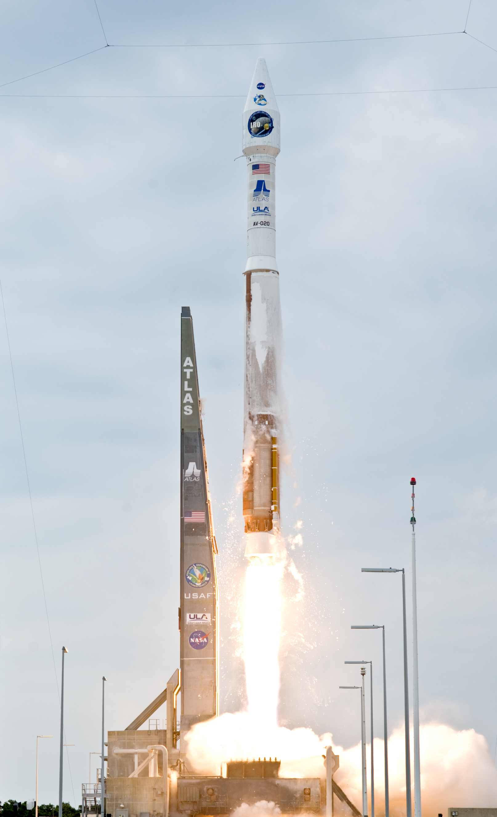 Atlas_V%28401%29_launches_with_LRO_and_LCROSS_cropped.jpg
