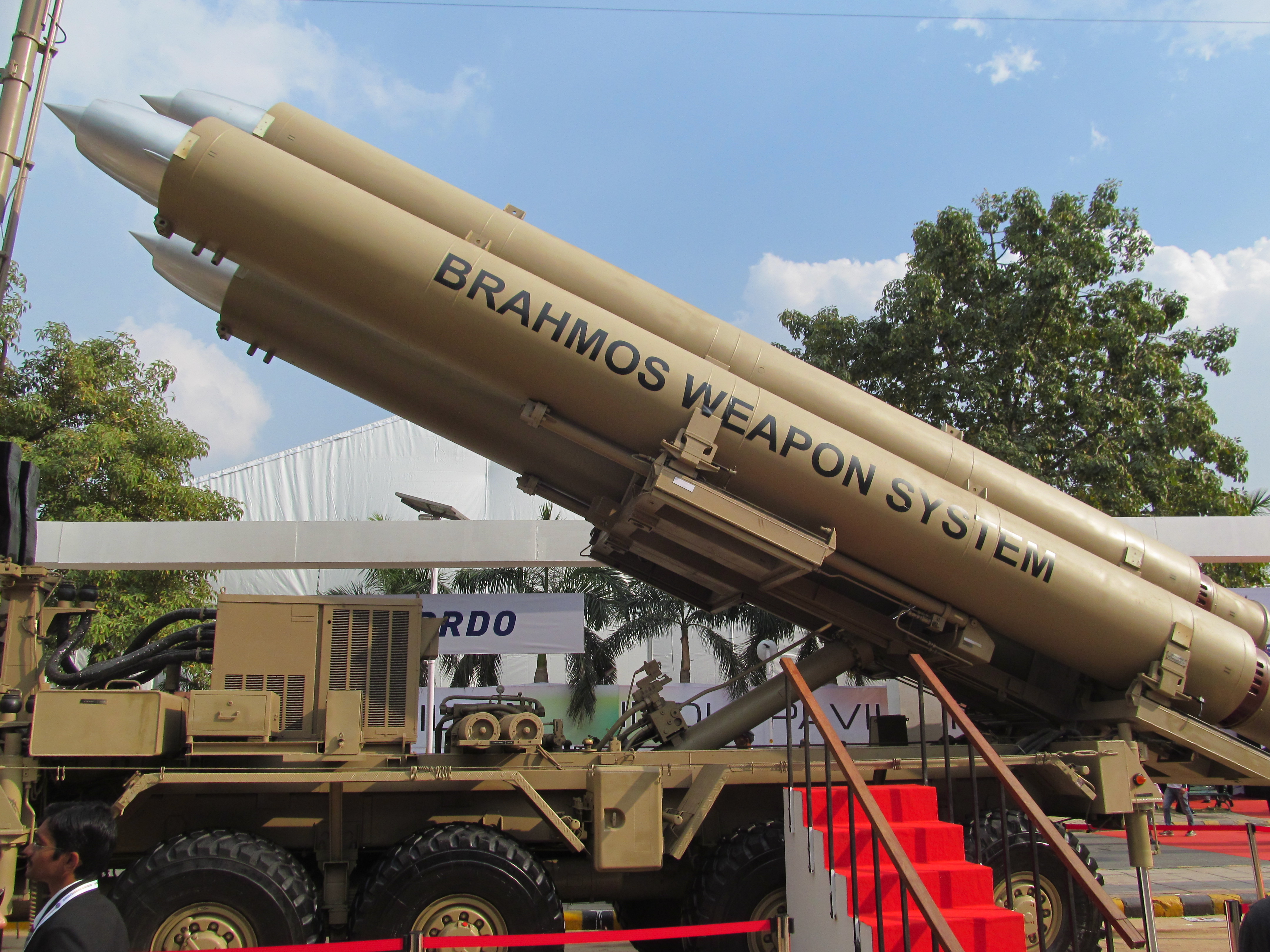 Indian_Army's_BrahMos_Mobile_Autonomous_Launchers_(MAL)_(2).JPG