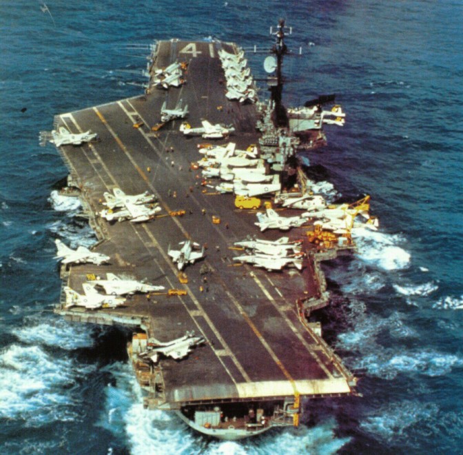 USS_Midway_%28CVA-41%29_in_the_Pacific_Ocean_on_30_November_1974_%28NH_97633%29.jpg