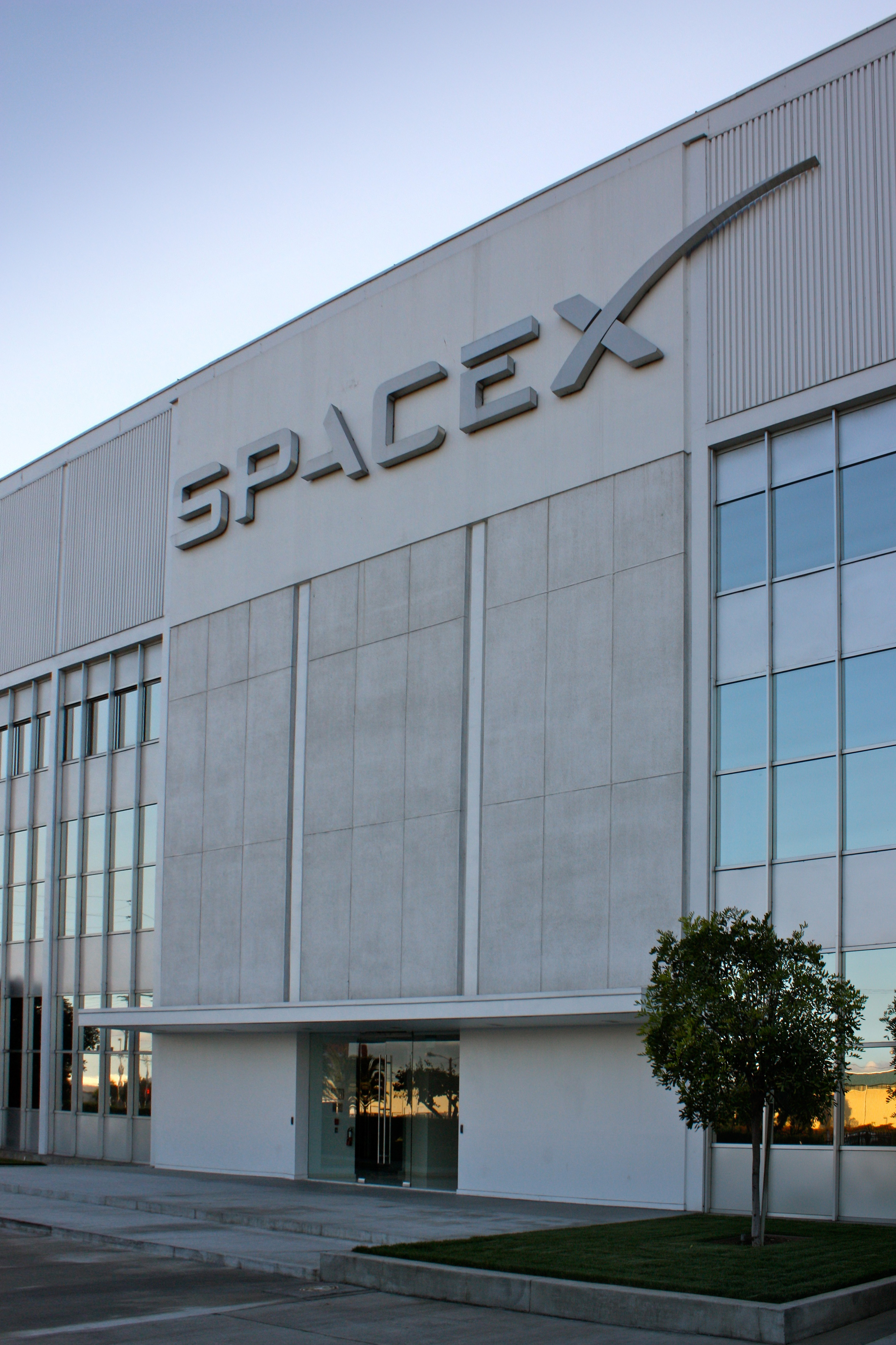 Entrance_to_SpaceX_headquarters.jpg