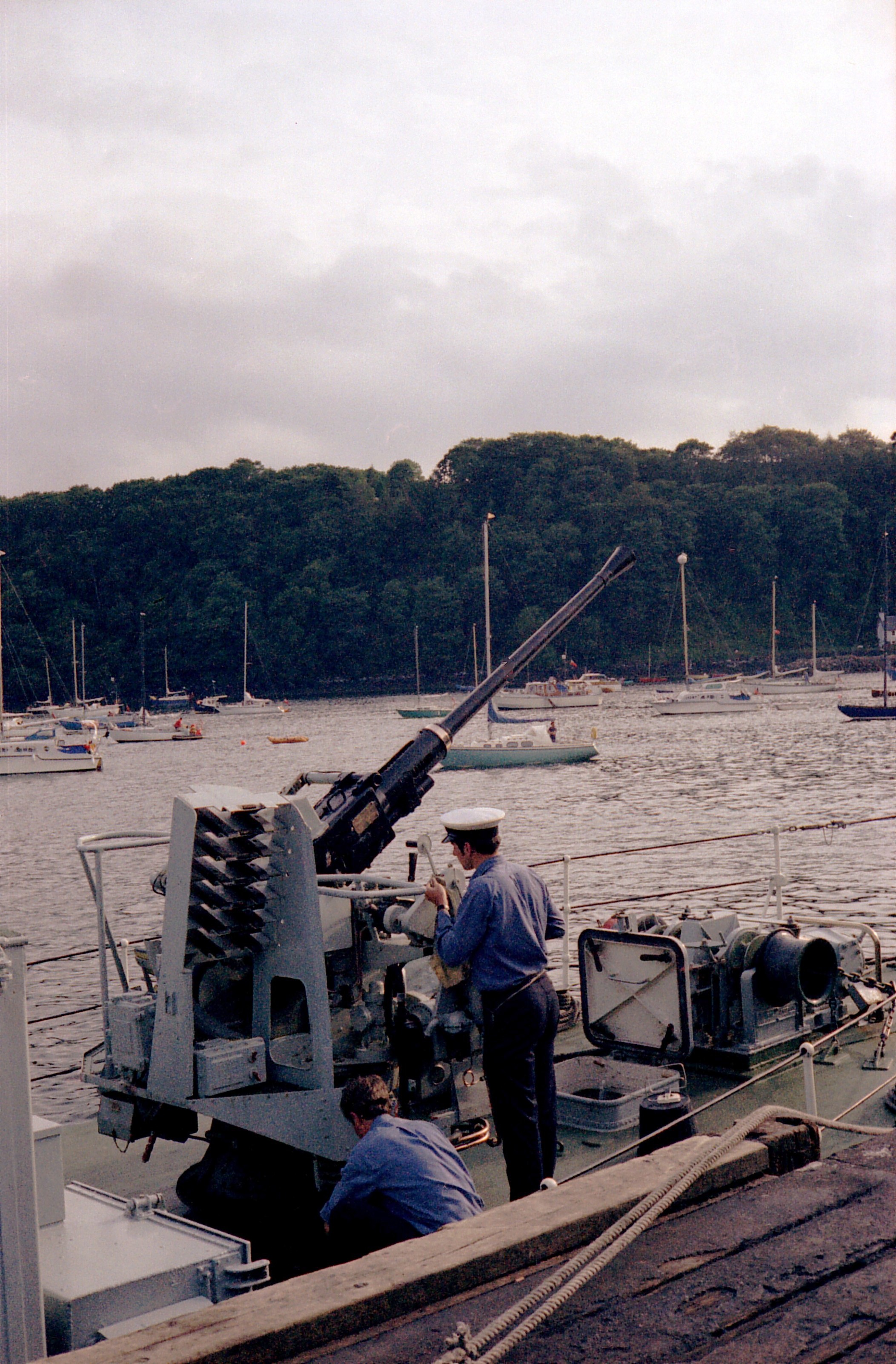 HMS_Isis_Bofors_gun%2C_Tobermory%2C_1978.jpg