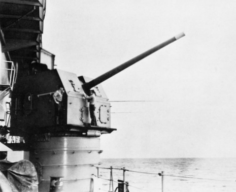 127mm_L54_gun_on_USS_Midway_%28CVA-41%29_c1964.jpg