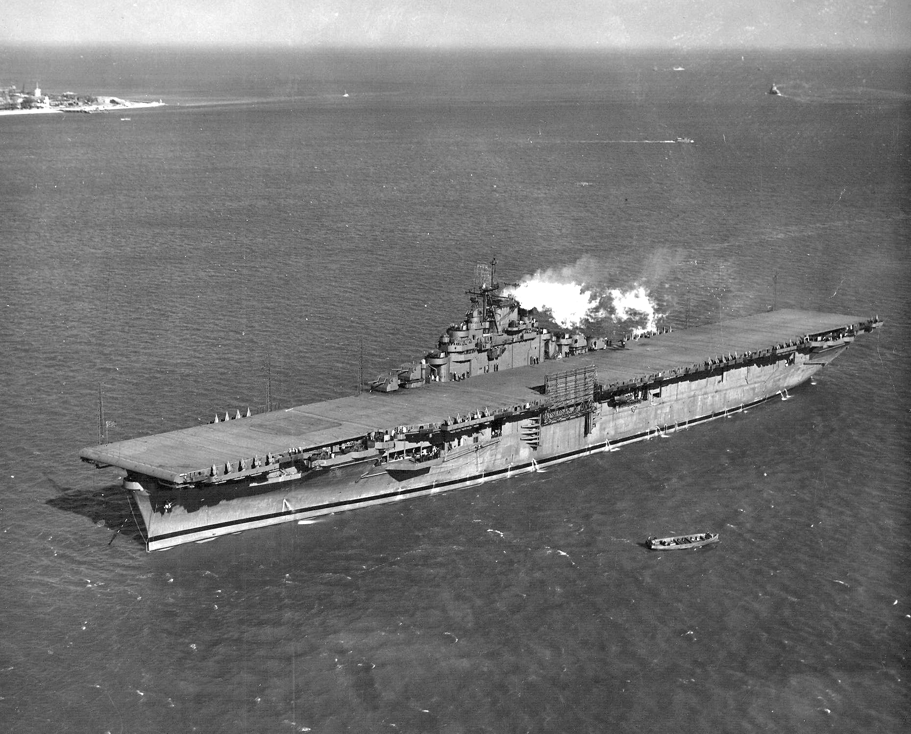 USS_Essex_%28CV-9%29_in_Hampton_Roads_on_1_February_1943_%28NNAM.1996.488.242.078%29.jpg