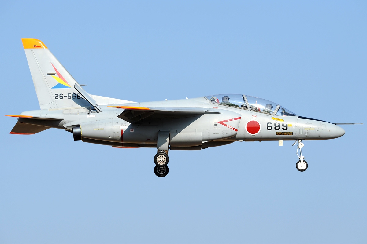 Kawasaki_T-4%2C_Japan_-_Air_Force_AN2240189.jpg