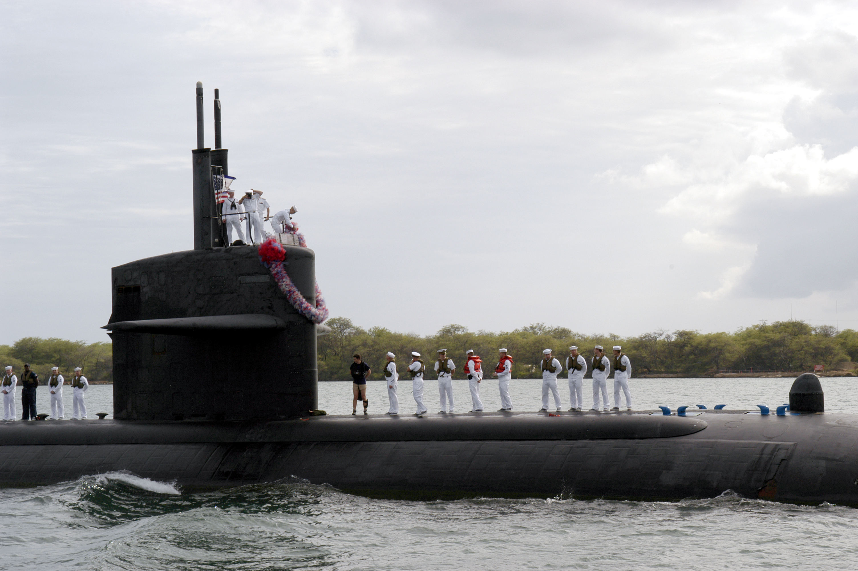 US_Navy_030724-N-8157C-031_The_Los_Angeles_class_attack_submarine_USS_Key_West_%28SSN_722%29_pulls_into_its_homeport_in_Pearl_Harbor%2C_Hawaii.jpg