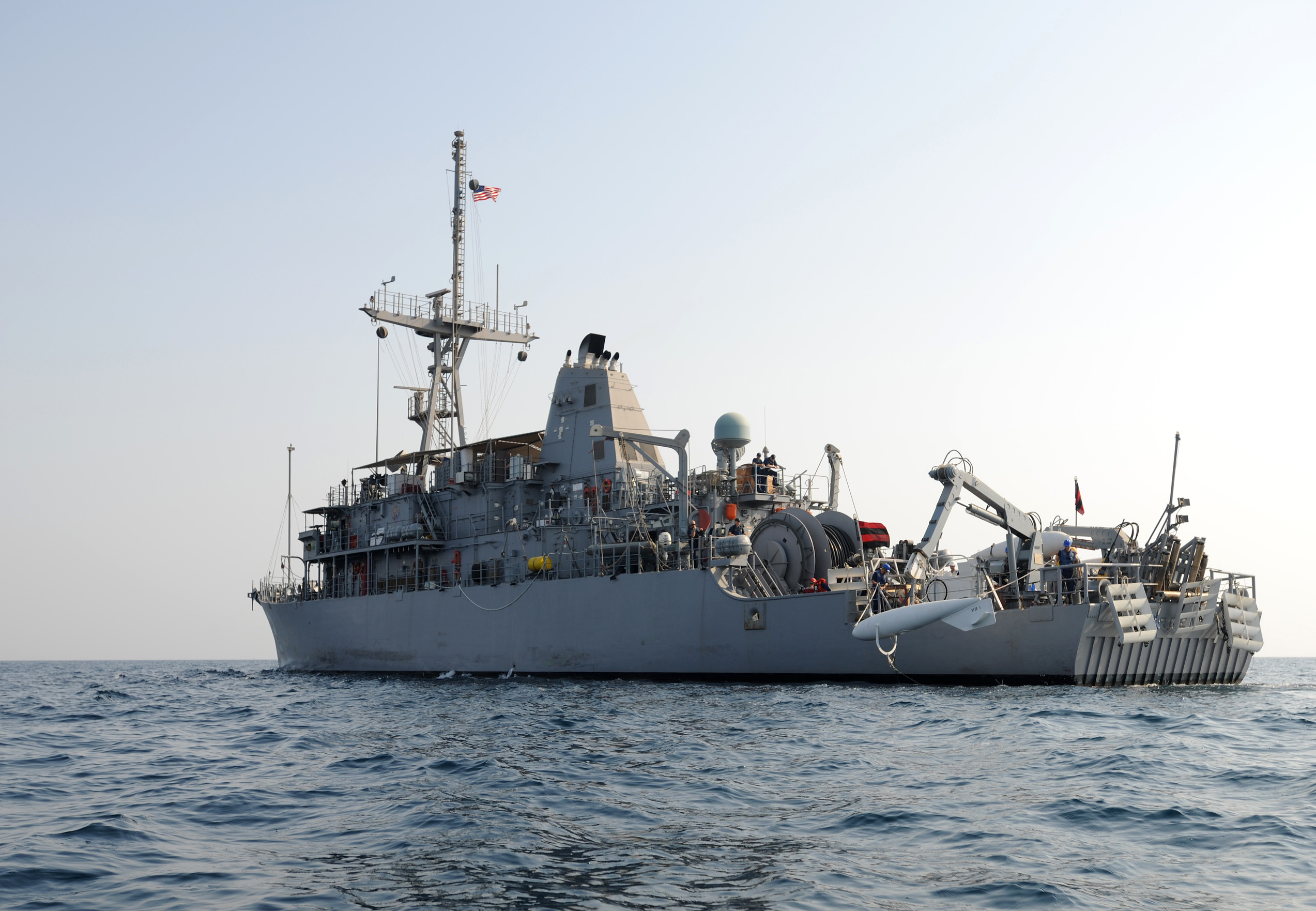 US_Navy_100923-N-0413B-015_The_Avenger-class_mine_countermeasures_ship_USS_Ardent_%28MCM_12%29_conducts_minesweeping_training_with_members_of_Explosive.jpg