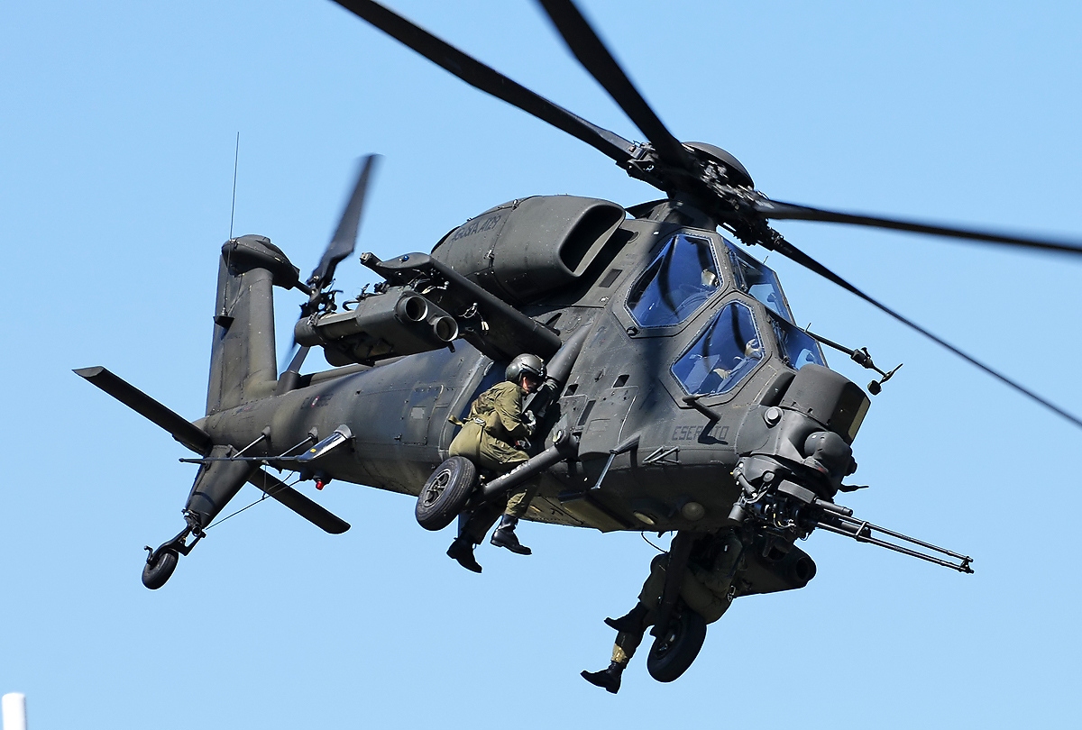 Agusta_A129CBT_Mangusta,_Italy_-_Army_JP7122665.jpg