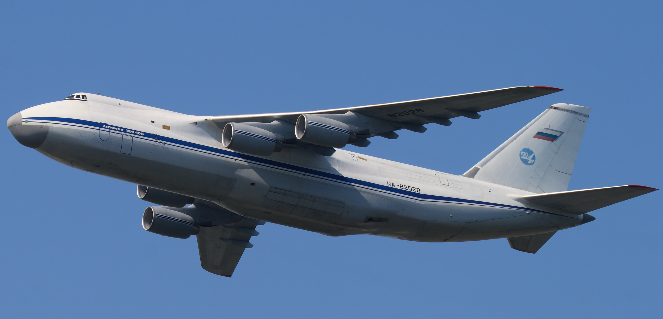 An-124_RA-82028_in_formation_with_Su-27_09-May-2010_%28cropped%29.jpg