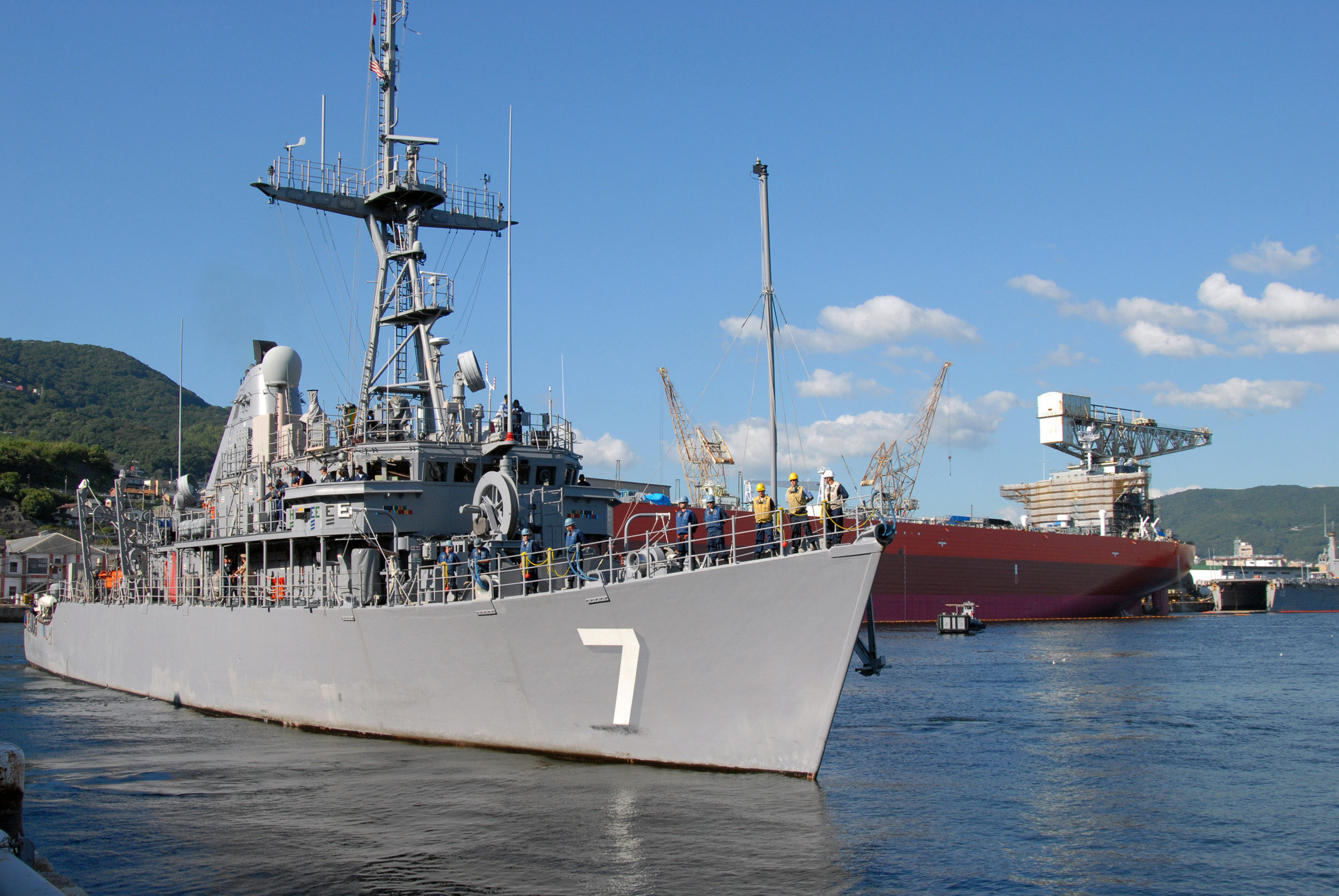 US_Navy_070920-N-4124C-011_Mine_warfare_ship_USS_Patriot_%28MCM_7%29_prepares_to_leave_the_Sasebo_harbor_as_she_embarks_on_a_fall_patrol.jpg