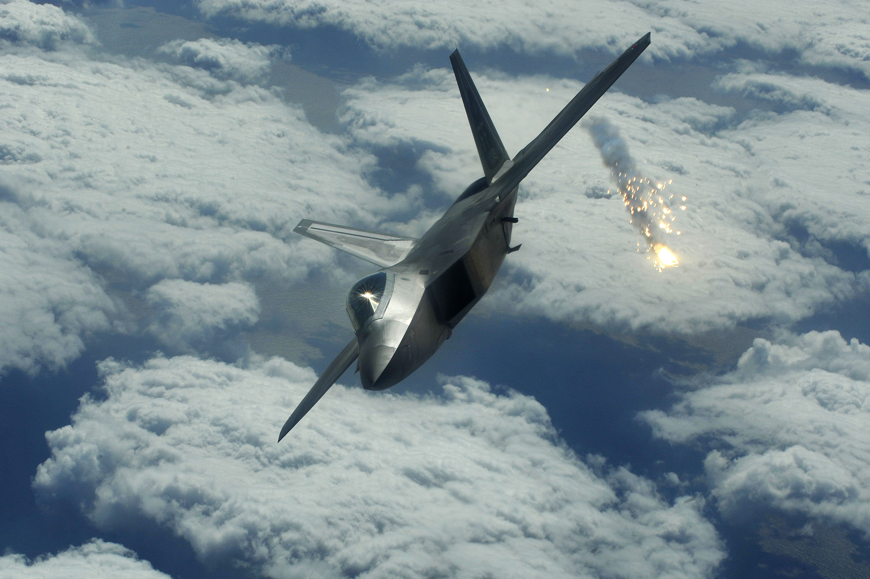 F-22_put_out_Flare.jpg