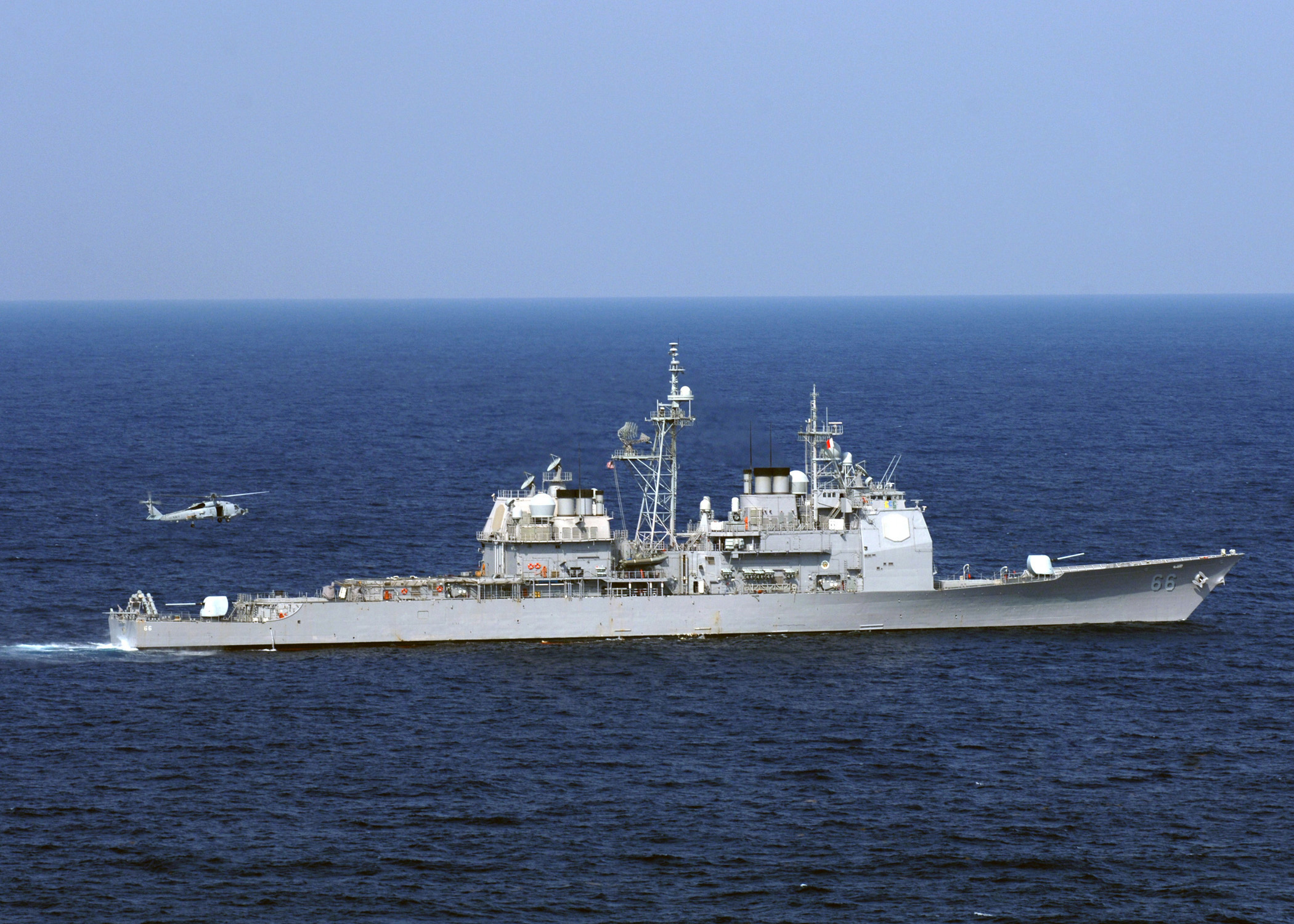 USS_Hue_City_%28CG_66%29_in_the_Atlantic_Ocean_April_2007.jpg