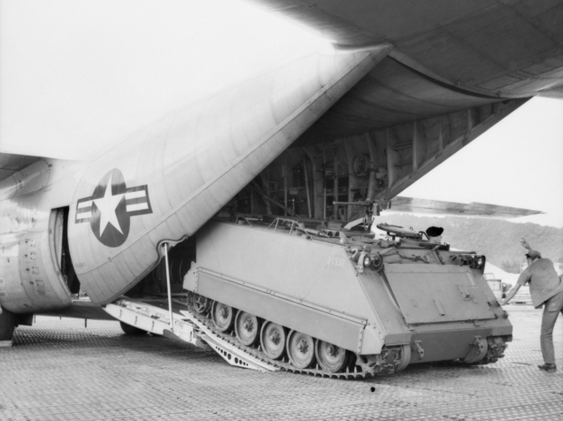Australian_M113_being_loaded_onto_a_USAF_C-130_in_South_Vietnam_during_1965.jpg