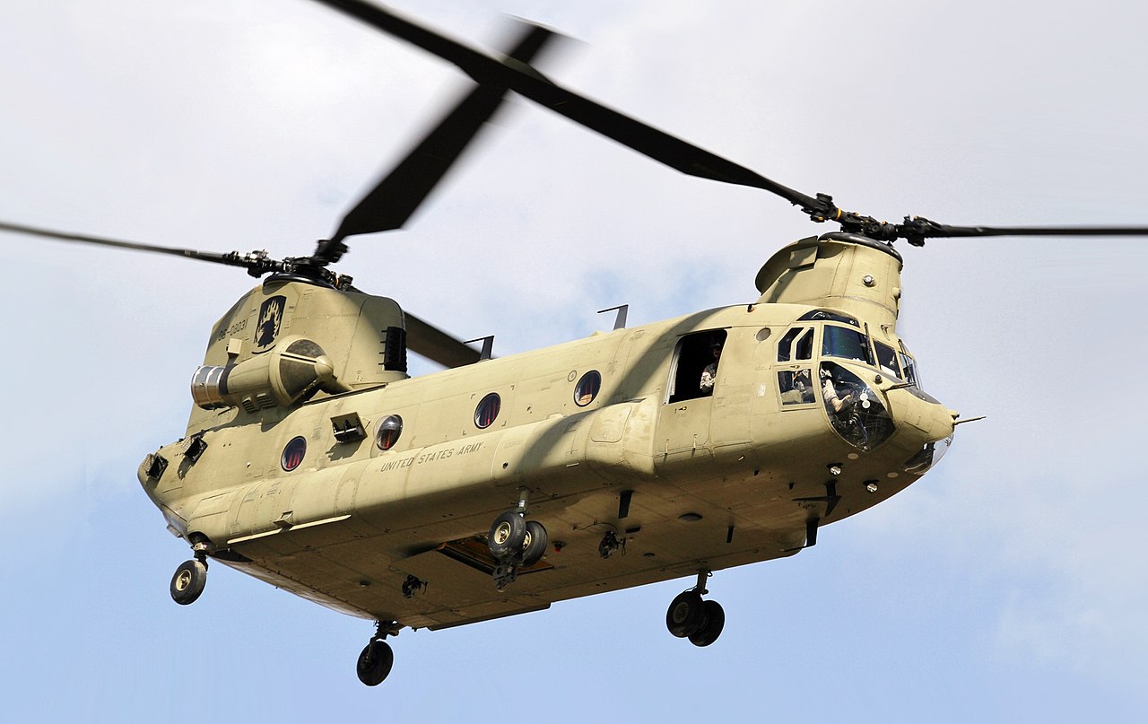 1280px-CH-47_Chinook_helicopter_flyby.jpg
