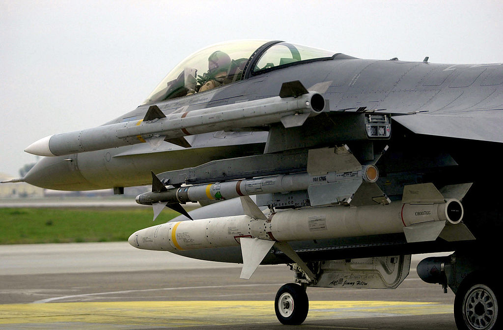 1024px-AIM-9_AIM-120_and_AGM-88_on_F-16C.jpg