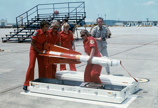 640px-North_Dakota_ANG_female_weapons_handlers_with_AIM-4C_1972.jpg