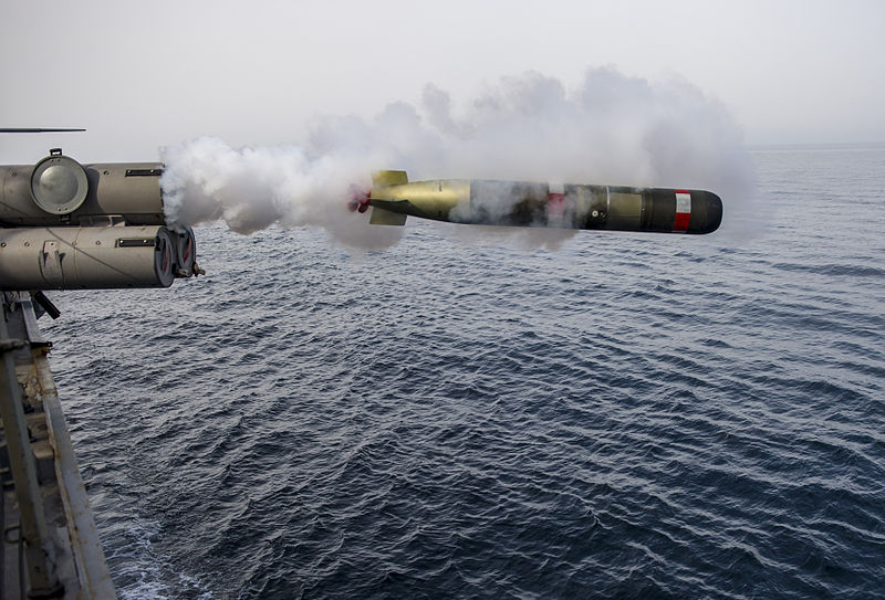 800px-USS_Roosevelt_%28DDG-80%29_launches_Mk_54_torpedo_in_April_2014.JPG