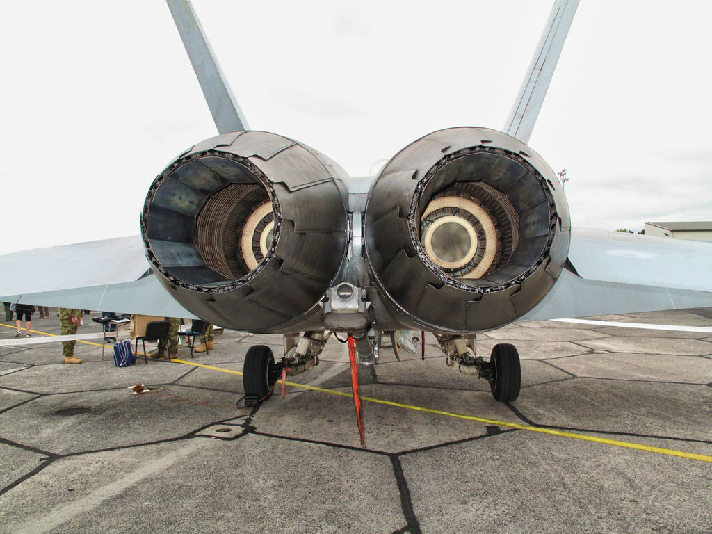 1024px-FA-18.engines.RAAF.jpg