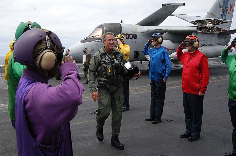 800px-George_W_Bush_on_the_deck_of_the_USS_Abraham_Lincoln.jpg