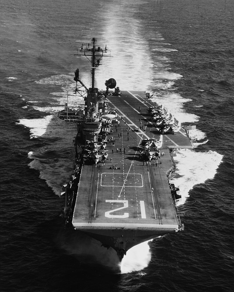 800px-USS_Hornet_%28CVS-12%29_underway_at_sea_on_9_August_1968_%28USN_1116887%29.jpg